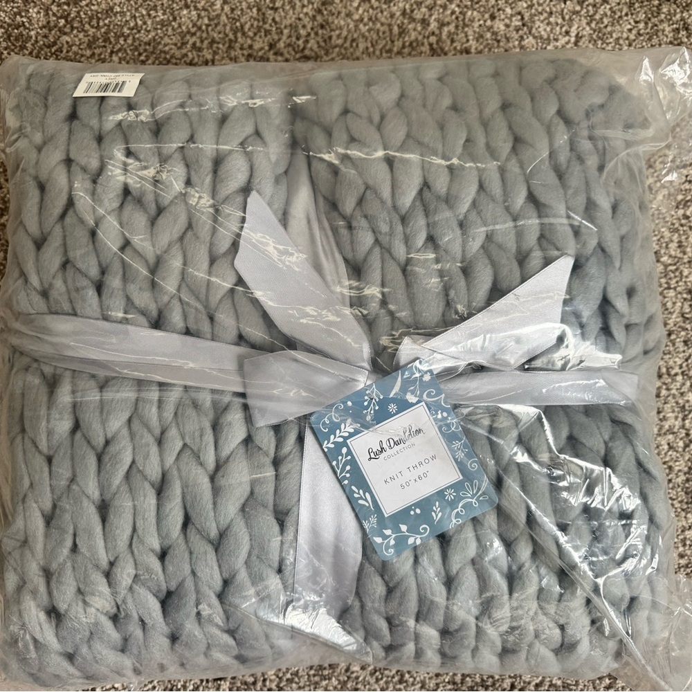 NWT, 50x60 Chunky Knit Throw Blanket - Gray
